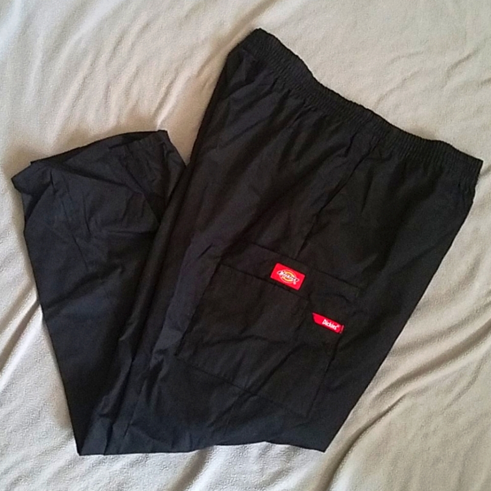 Black petite scrub pants